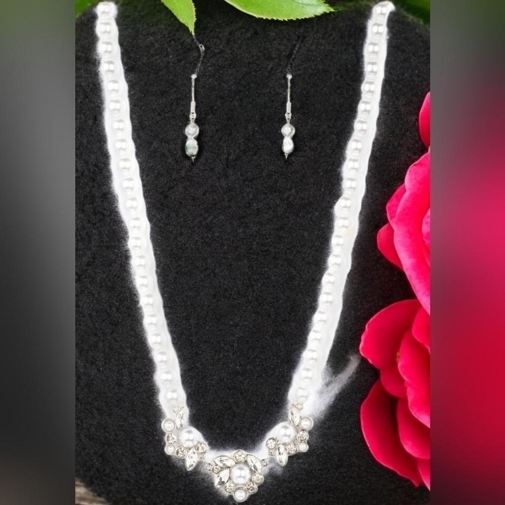 Paparazzi Royal Renditions White Pearl & Rhinestone Collection - Picture 3 of 6